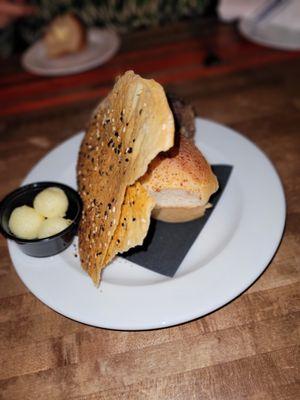 The variety of starter breads/chips w/butter