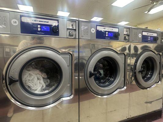 Lots of 40-45lb washers for entire family wash!