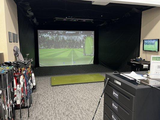 Want to demo clubs? This simulator is ideal and state of the art.