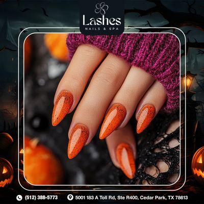 Welcome Halloween with a mysterious orange and black nail set! Beautiful and irresistibly spooky