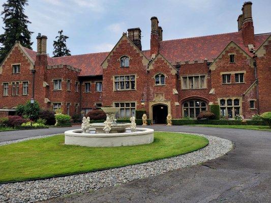 The main entrance for Thornewood Castle.