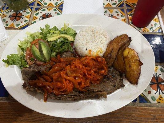 Bistec Encebollado.