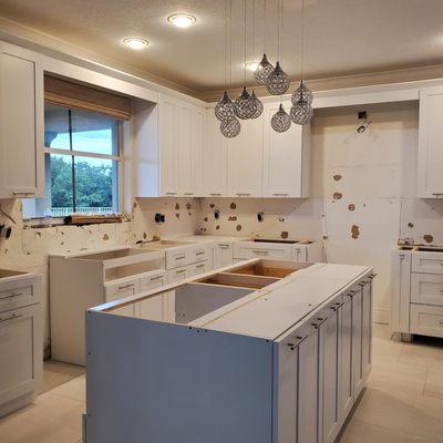 WHITE SHAKER CABINETS WITH QUARZITE COUNTER TOP