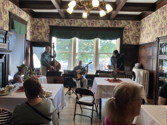 Jazz concert filling the 1940s Edgemont Inn tavern during a fundraising event.