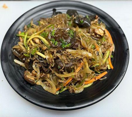 Stir-fried noodles with beef and vegetables