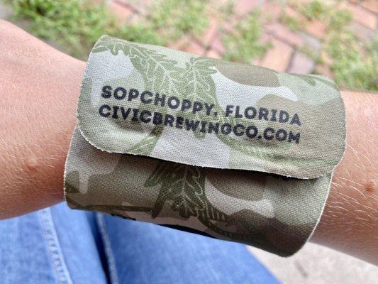 Slap bracelet koozie