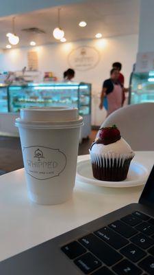 Strawberry & chocolate cupcake, Pistacio Latte