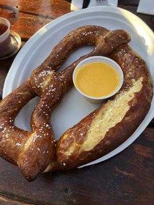 Pretzel with cheese sauce