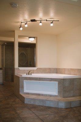 Serenity Suite - tub & shower