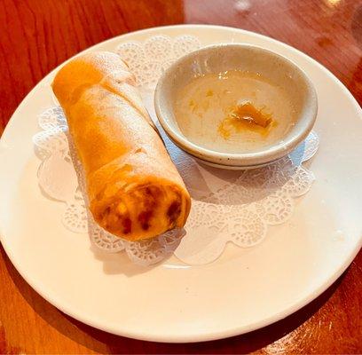 Spring roll and dipping sauce