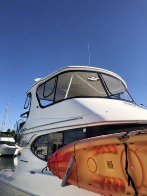 Flybridge enclosure with polycarbonate window vinyl