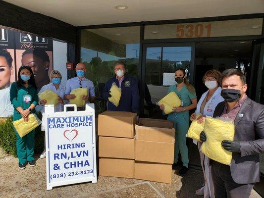 SENATOR ROBERT HERTZBERG, BIZFED AND MAXIMUM CARE HOSPICE HELPING DISTRIBUTE GOWNS TO FRONT LINE WORKERS.