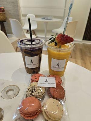 Blueberry and mango smoothies with assortment of macaroons