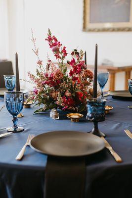 Moody Blues meets Bridgerton Wedding Reception Table | Image: @fatimaelredaphoto