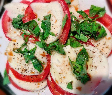 I made Caprese salad for our NY lunch. (Most) Ingredients from Cal-Mart. Tomatoes, fresh mozzarella cheese, fresh basil.