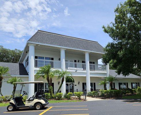 Very nice club house with pro shop, bar and restaurant!