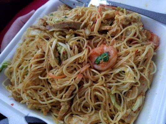 Peking noodles with rice noodles, shrimp, pork, chicken, egg, veggies, and a wonderful combo of spices! (Can be ordered not spicy)