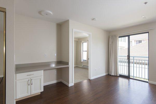 Apartment workstation and bedroom entrance