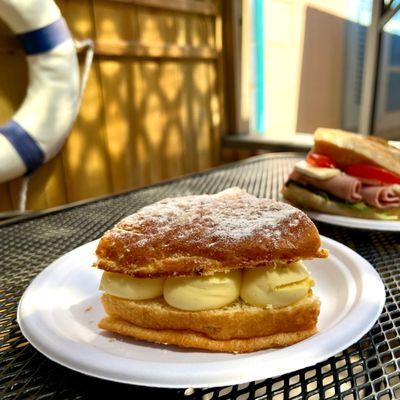 Tarte Tropézienne excellent light brioche cake filled with a vanilla custard incredible