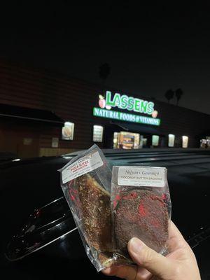 Stopped for a Healthy NELSONS GOURMET Margherita Pizza Slices and Coconut Butter Brownie!