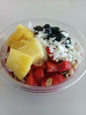 Dragon fruit delight bowl (with pineapples instead of bananas because they ran out) -- $12.63