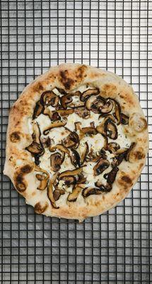 Wild mushrooms pizza