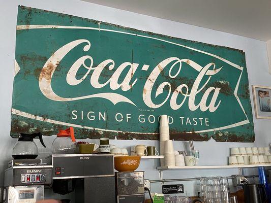 Love the vintage sign and mugs