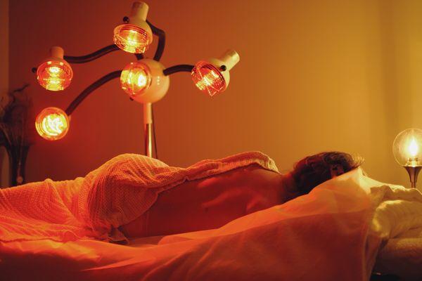 Infrared lamp - promotes micro-circulation, helps to relieve body ache and depression.