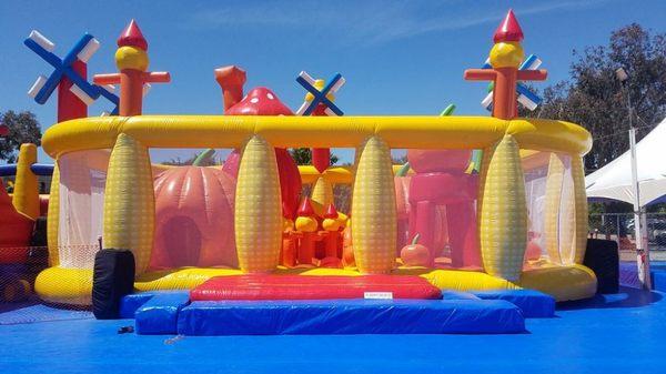 Outdoor inflatable jumphouse/slide