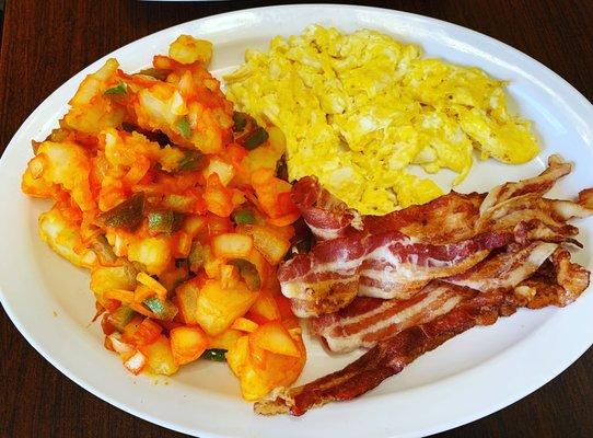 Desayuno, papas de la casa, baycon y huevos al gusto (pericos,fritos,revueltos )