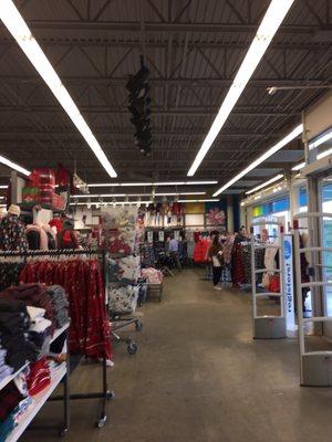 Old Navy of Millbury -- Shoppes @ Blackstone Valley : 70 Worcester Providence Turnpike, Millbury           Interior