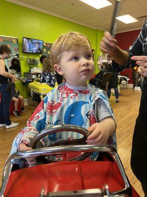 Tv plus steering wheel equals a pleasant haircut experience