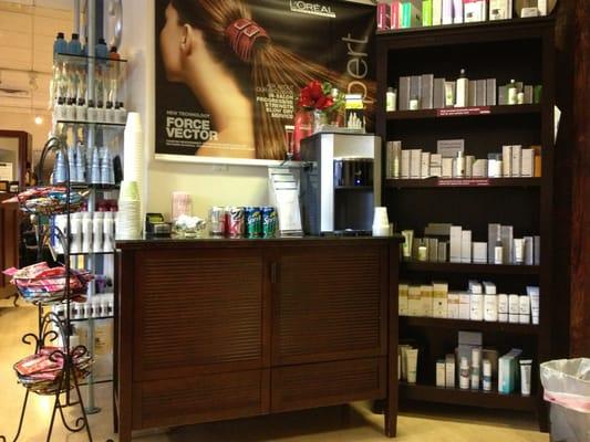 Blondie Spa takes care of customers: snacks, drinks an products!