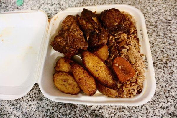 Brown sauce chicken, rice n peas, and fried plantains. So good.