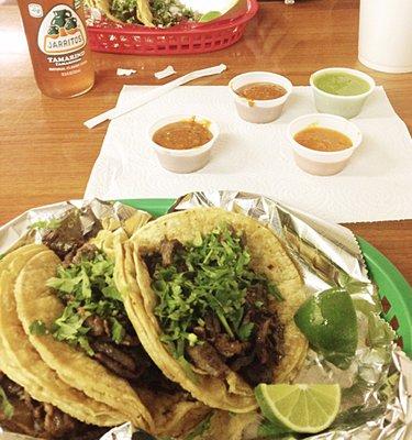 Tacos de carné asada. Tortilla de milagro. Minus onions