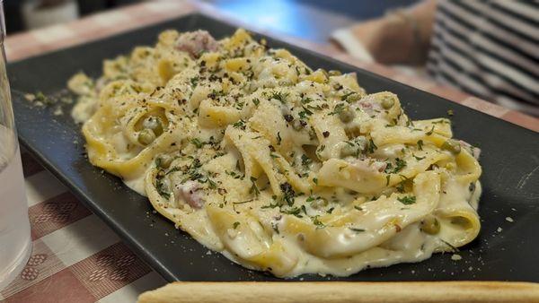 Tagliatelle with creamy ham and sweet green peas