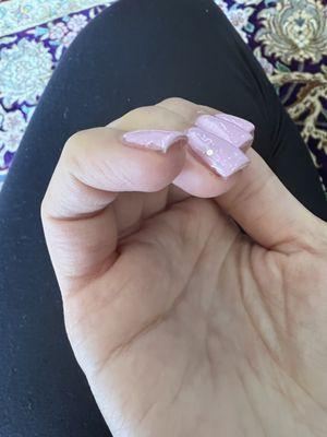 Repairing the messy nail polish and the characteristic red nail polish and the corners of the nail are not varnished