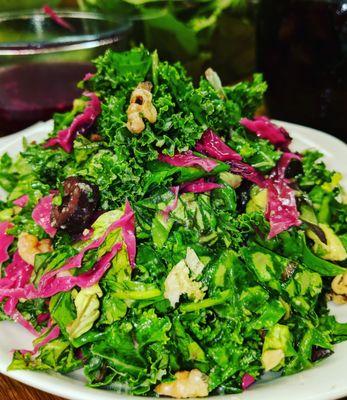 Kale salad here was absolutely delicious! Full of flavor and very filling. Definitely going to call and order here again!