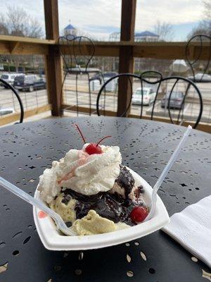 Ice cream sundae. Yummy!