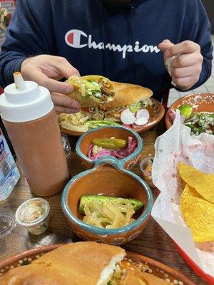 Tortas y tacos de carne asada