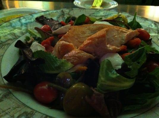 Baby green salad with grilled salmon and mozzarella , and roasted peppers