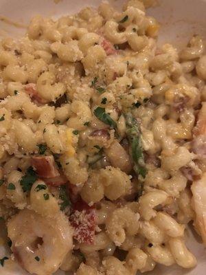 The Mac n'cheese with shrimp, tomato, bacon and asparagus.