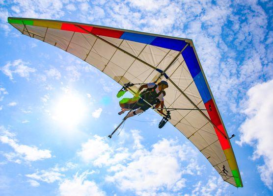 Lookout Mountain Flight Park right outside of Chattanooga offers paragliding and hang gliding tandem flights and lessons.