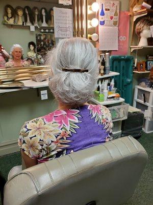 Hairdo done with small hairpiece