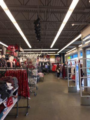 Old Navy of Millbury -- Shoppes @ Blackstone Valley : 70 Worcester Providence Turnpike, Millbury           Interior