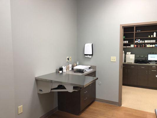 Our small dog examination room has plenty of space to bring the whole family!