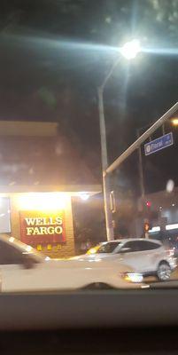 Wells Fargo logo with Chinese characters???