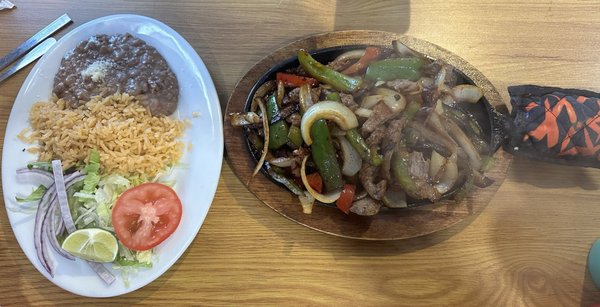 Steak fajitas with flour tortillas.