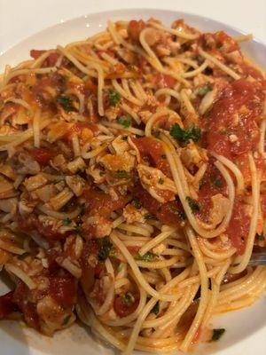 Spaghetti and clams with red sauce