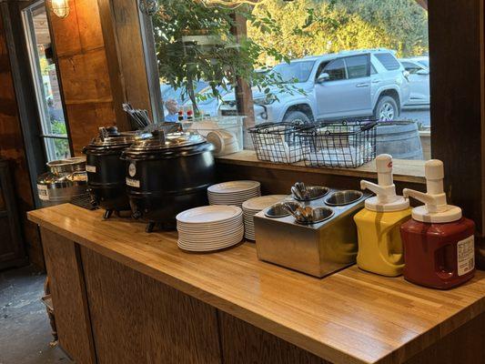 Condiment and utensil station